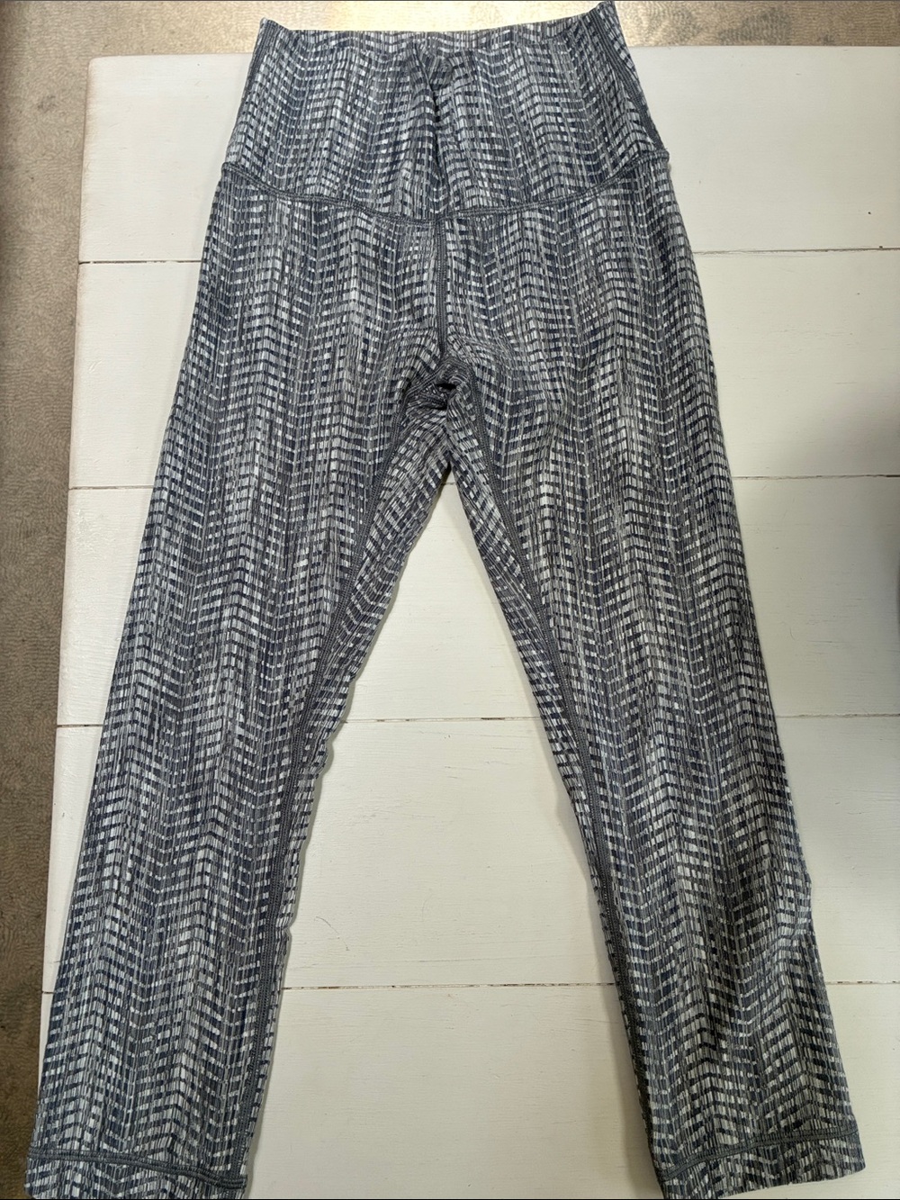 Lululemon Gray Patterned Active Capri Leggings. Size 4.